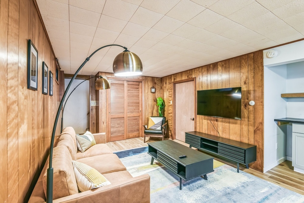 Iowa City 4br Backyard Walk To Stadium 4 Bedroom Home