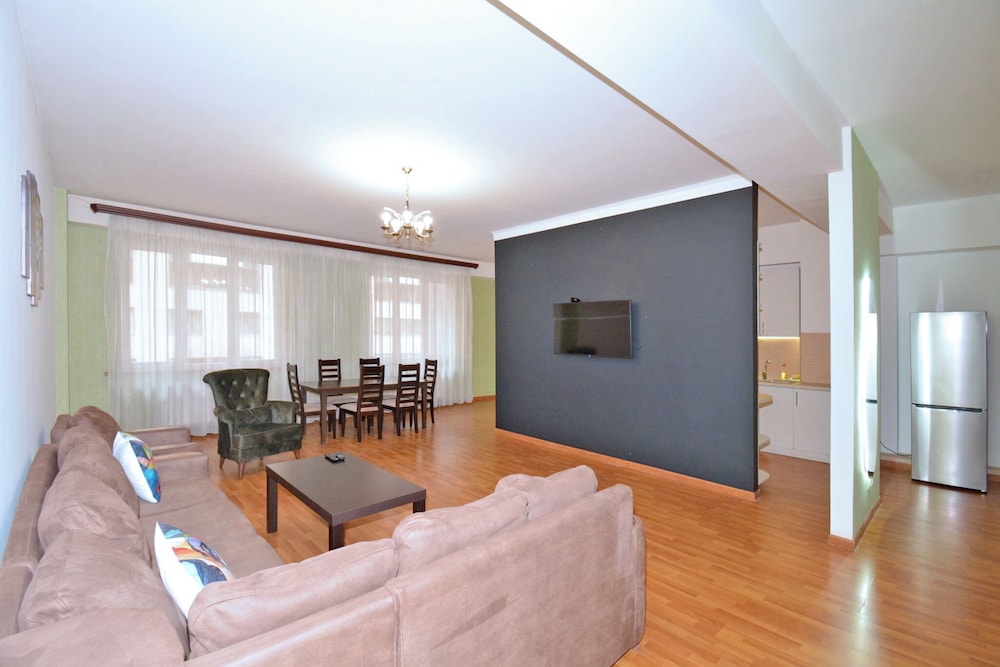 North Ave. Apartments by Luxe Group HH55