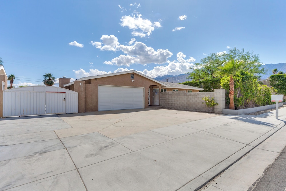 Outdoor Entertainment: Palm Springs Group Escape