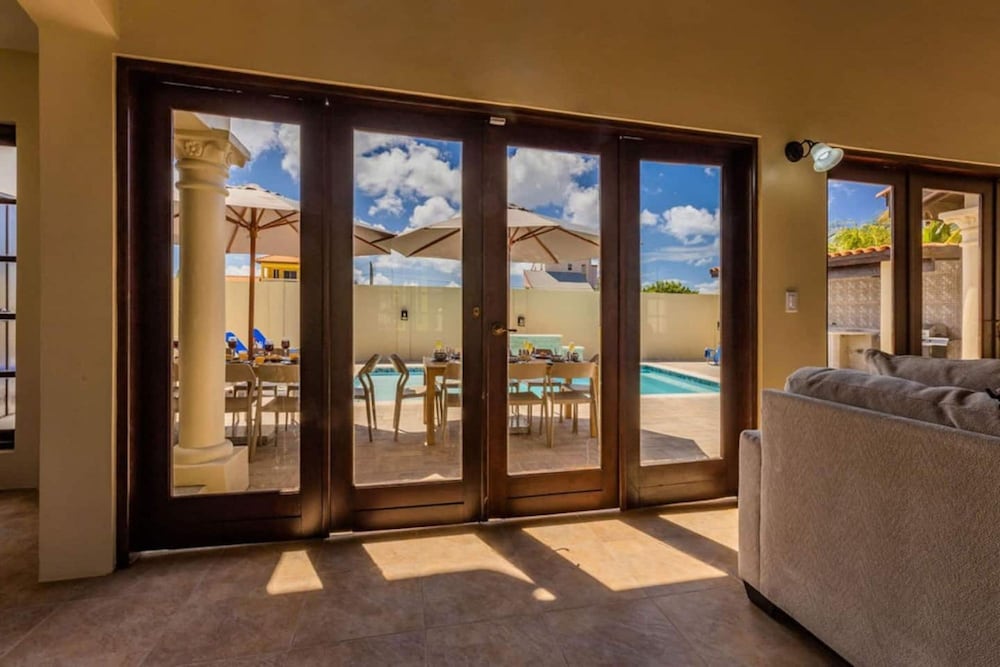 Large 5BR Villa With Private Pool Near Eagle Beach
