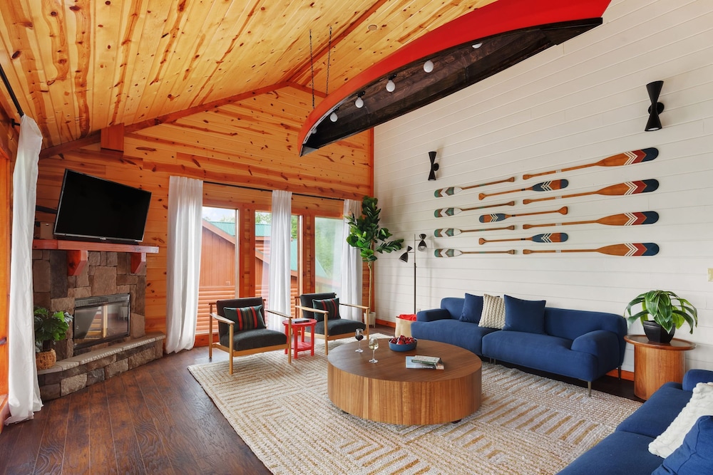Smoky Ridge Newly Renovated Cabin w Indoor Pool Game Room Theater
