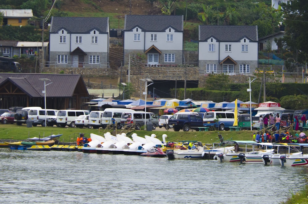 Lakeside Cottages