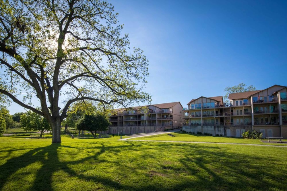 Waterwheel Hideaway - Cozy Condo for 6 With Resort-style Amenities