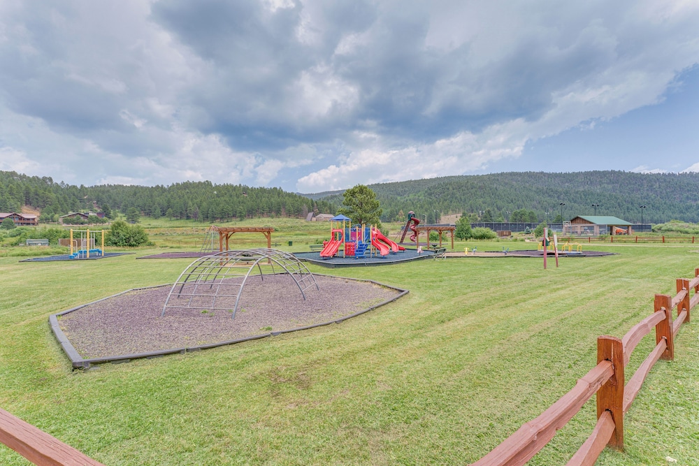 4 Mi to Angel Fire Resort: Home w/ Fire Pit!