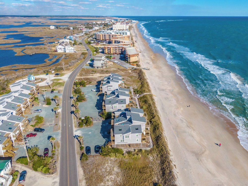 Pelican Nest by Topsail Realty