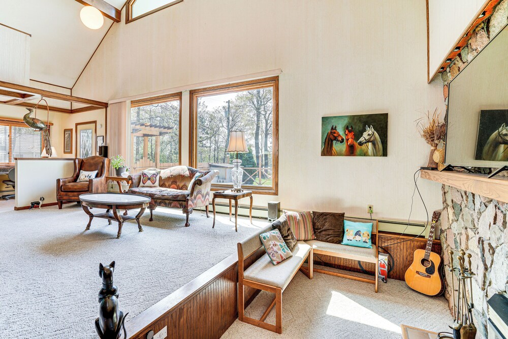'love Lake Retreat w/ Hot Tub in New Richmond!