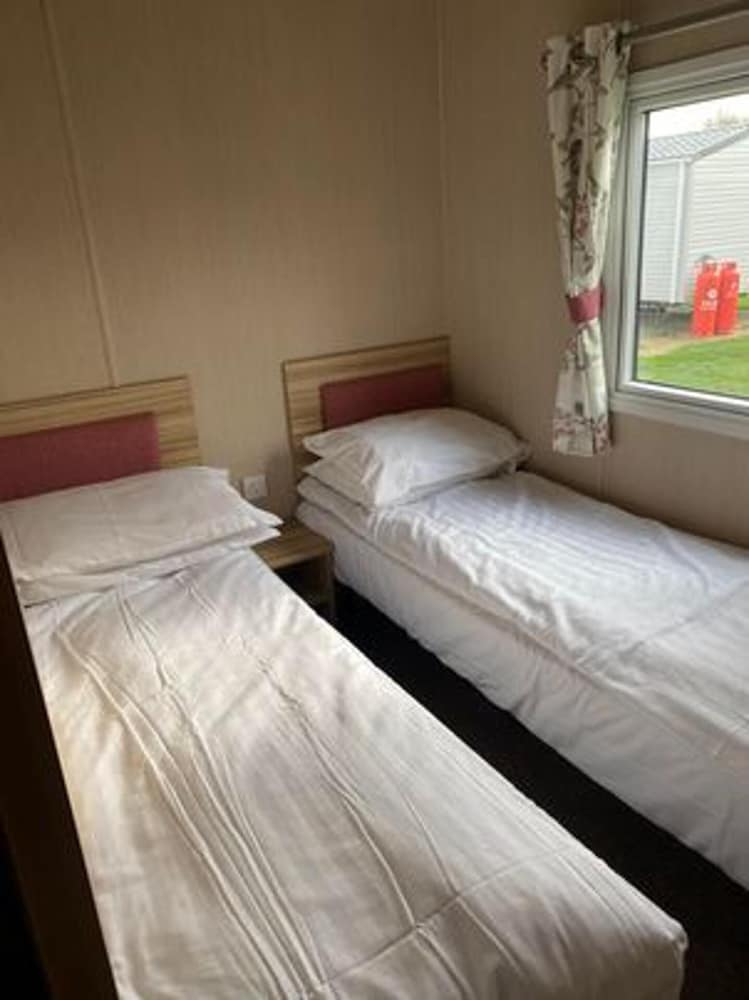 Budget 3-bed Caravan in Tunstall, Hull view 2