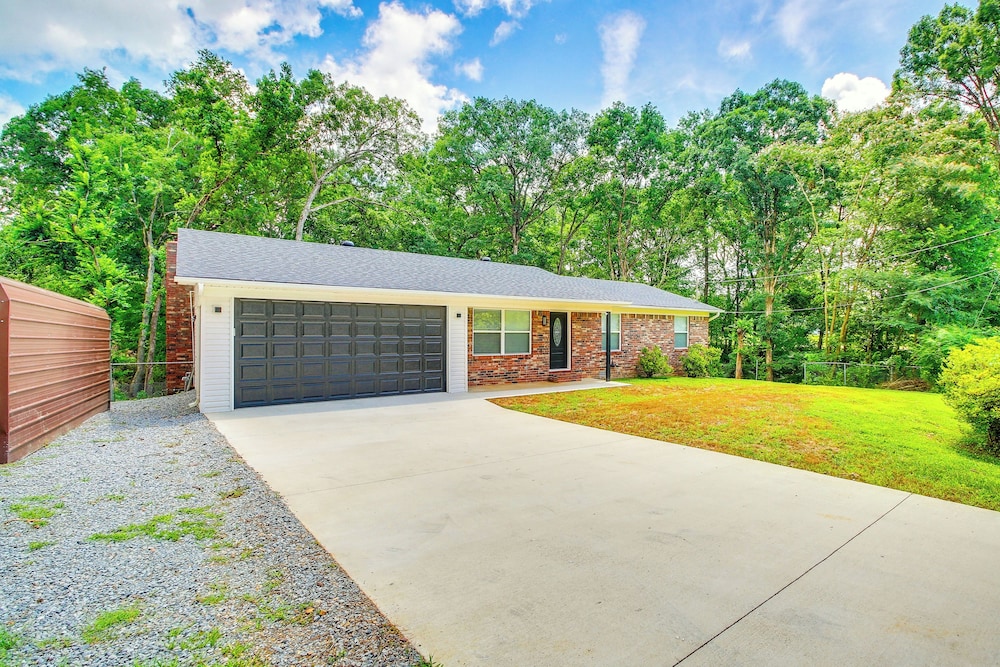 6 Mi to Dtwn: Hot Springs Abode w/ Yard!