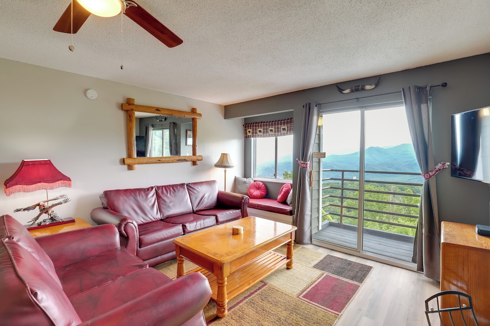Smokies Condo 3 Mi to Nat'l Park + Hot Tub Access