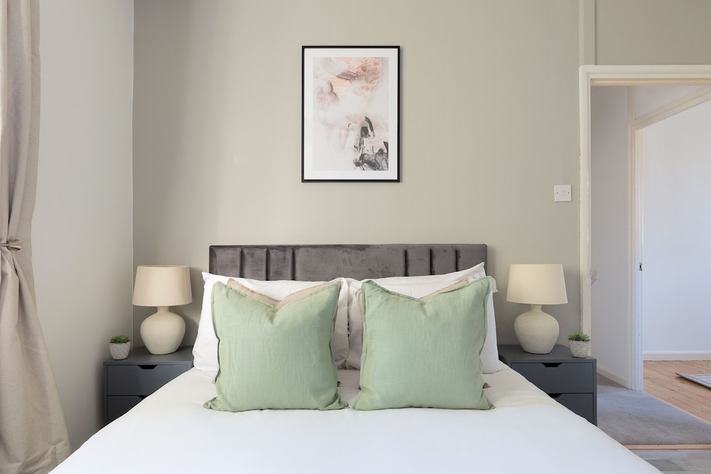 Cosy Room in Morden view 4
