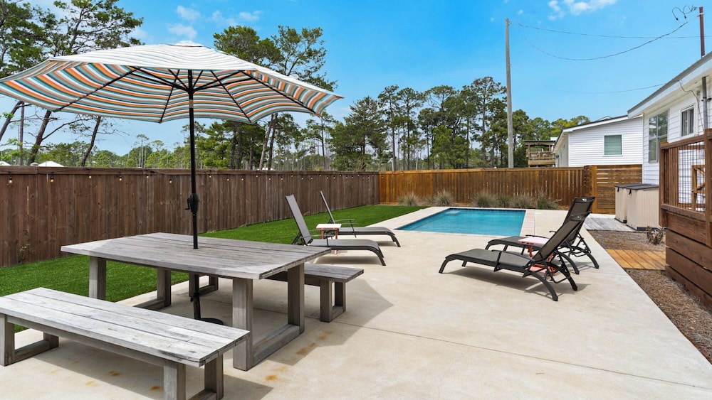 2BR Home, Private Heated Pool, 4 Bikes, Beach Access