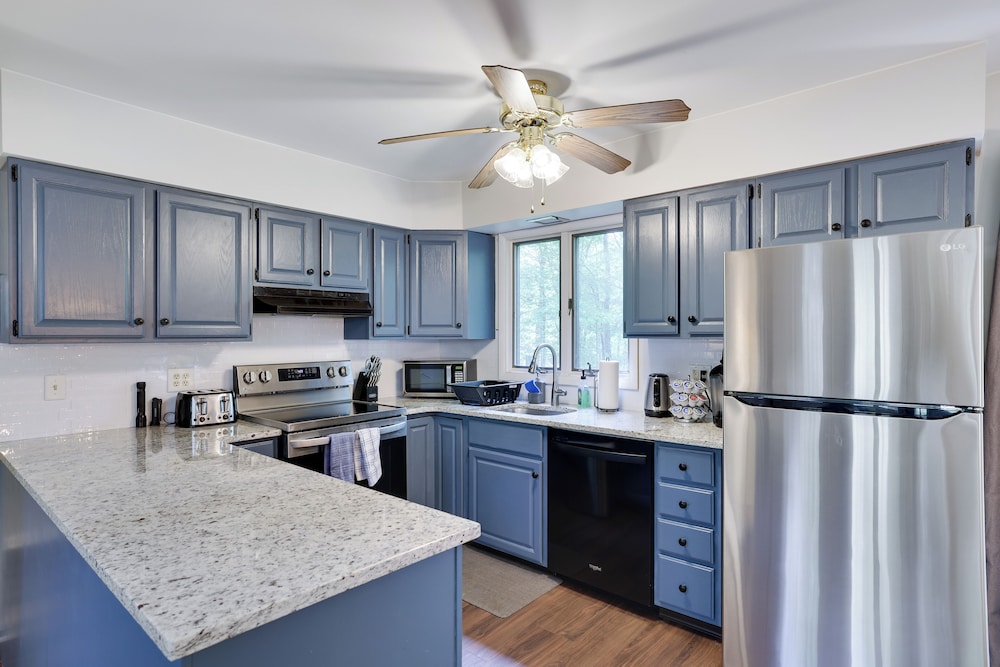 Dreamy Lake House With Fireplace, Firepit & Pet Friendly