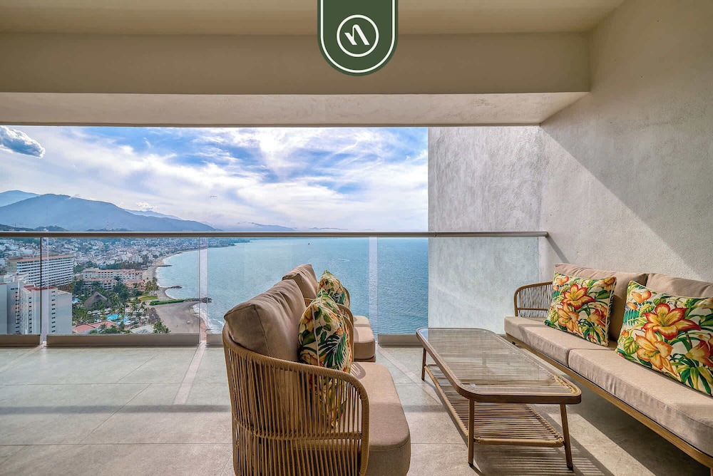 Beachfront Tropical 2 BR Condo - Pools - Gym