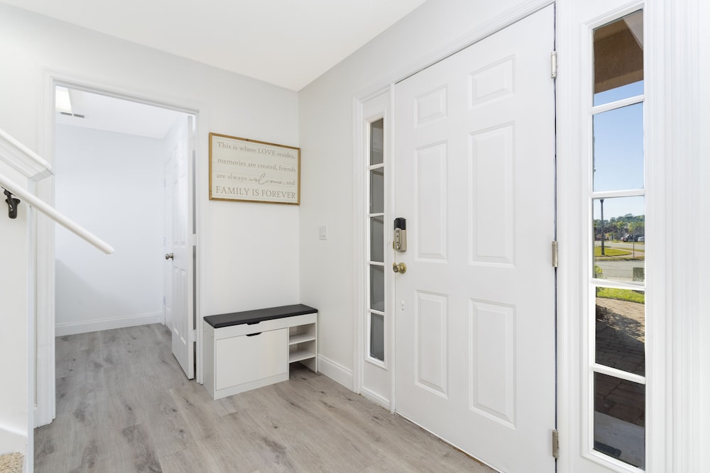 Beautiful 5Bd Single Family w/ Game Room @ 106 Lake Wilson Preserve - Image 3