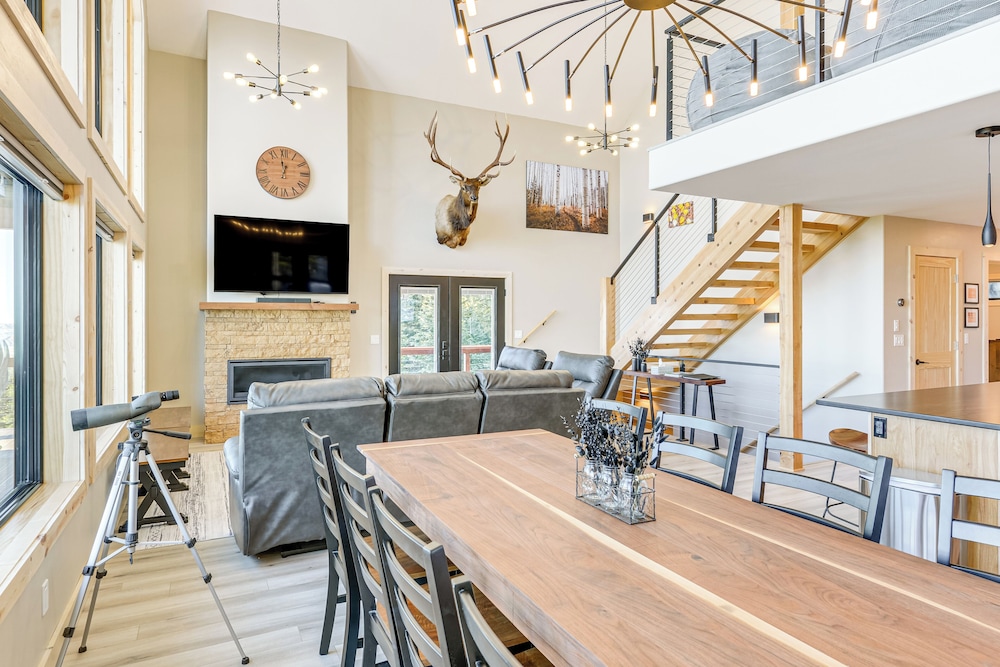 Views, Trails, Hot Tub & More: Luxe Wyoming Oasis