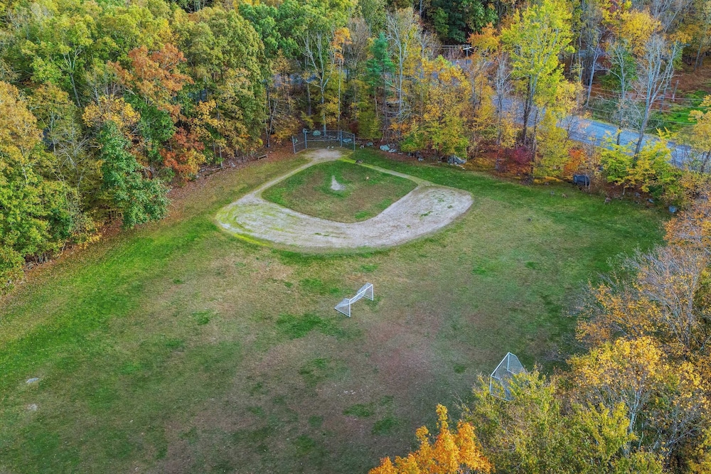 Stylish Mountain Retreat w/ Hot Tub & Firepit Penn Estate Getaway by Avantstay