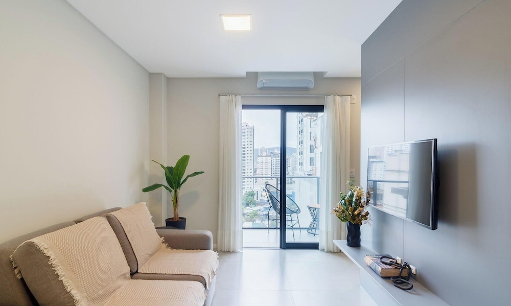 Your Exclusive Stay Just Steps From the sea in Meia Praia - FFS II