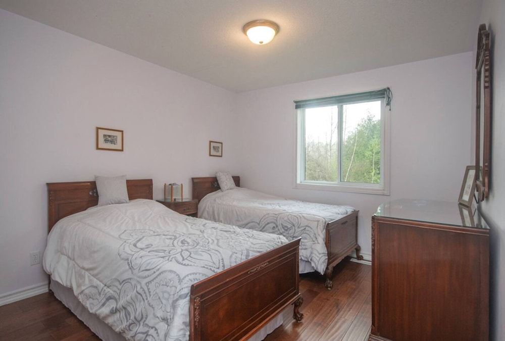 Cozy 4BR Retreat in Quinte West BBQ Backyard