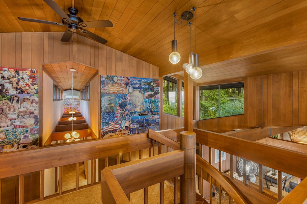 Puzzle Point Lodge in Poulsbo