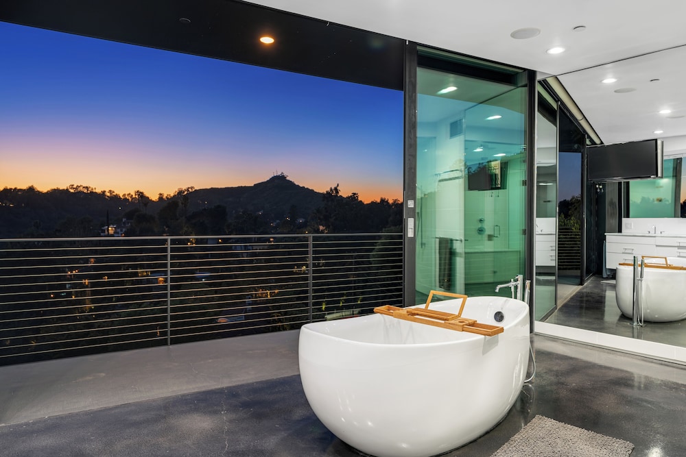 Glass Mansion - Chic Glass Villa in LA Hills With Views, Style & Serenity