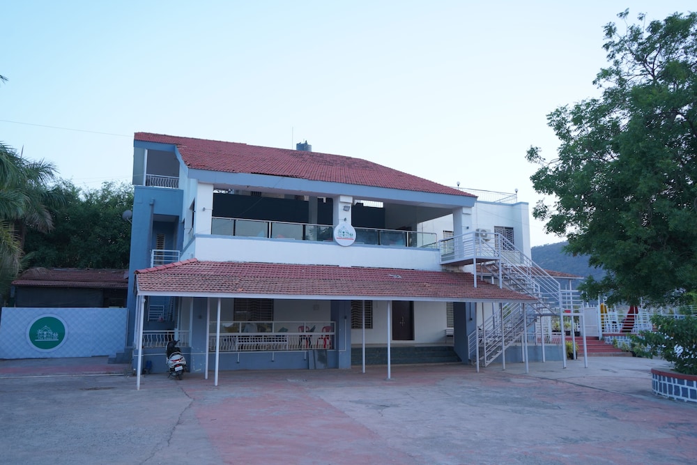THE GREEN HILL RESORT