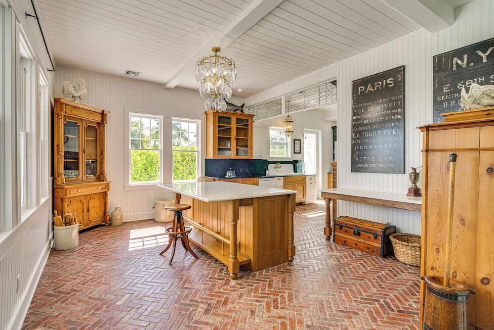 Luxe Pine Island Living: Historic Old Florida Gem!