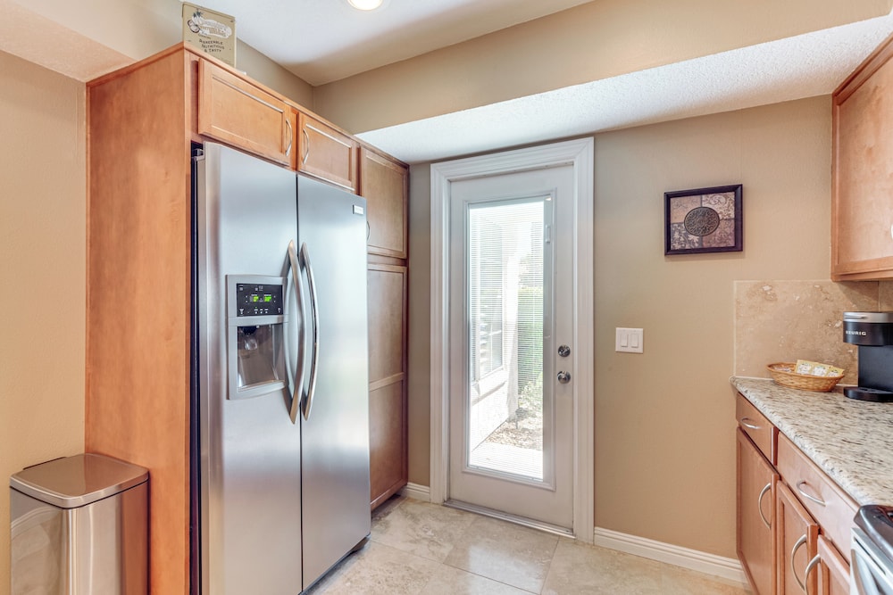 In Golf Course Community: Palm Desert Escape!