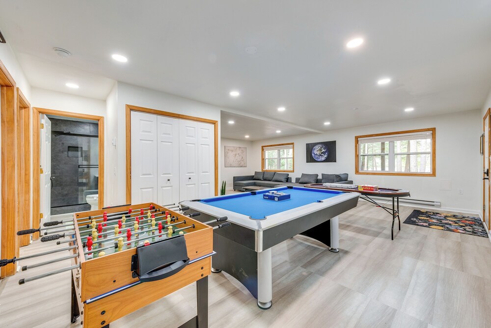 Lakefront Poconos Cabin w/ Deck & Game Room