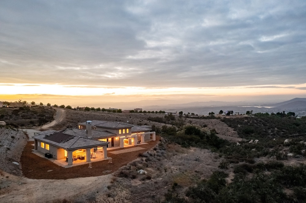 Malbec by Avantstay Incredible Estate w Panoramic Views Bocce Ball Court