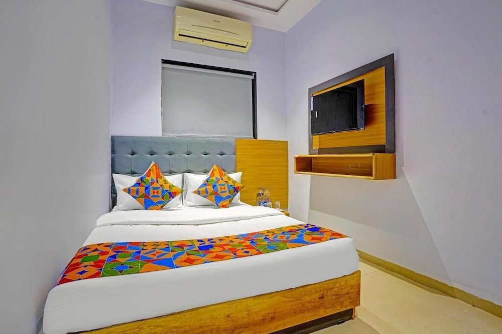 Hotel Nidhivan Palace