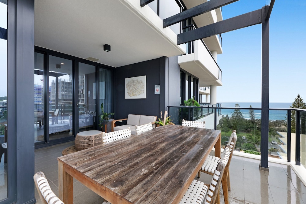 Luxe Beachfront 2-bed With Gym, Pool & Views