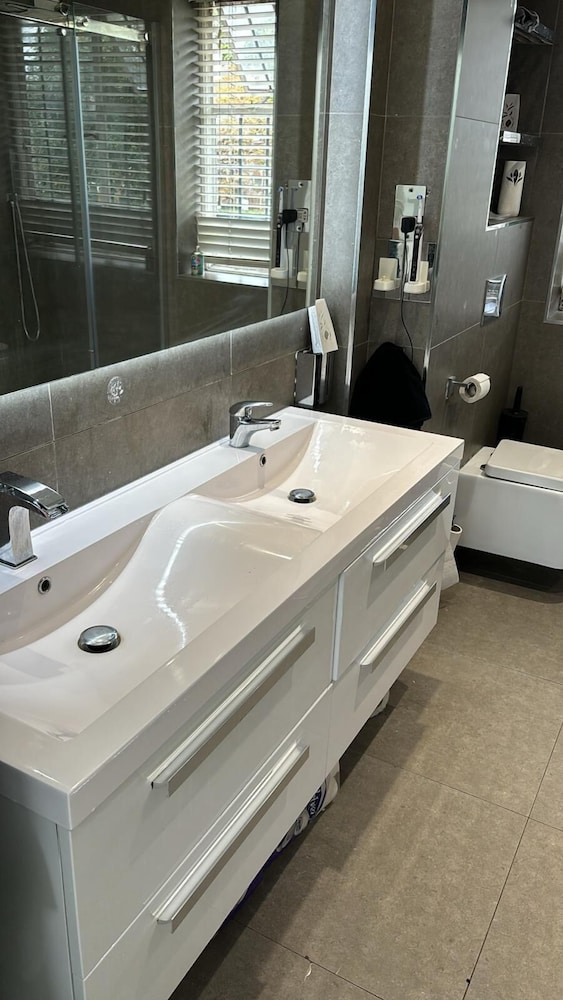 Thornton Awesome Stay 4