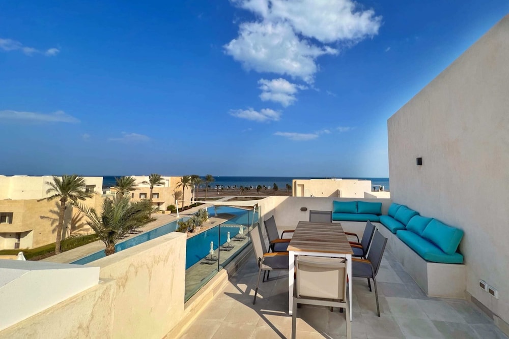 Xuru Stays I Homestyle 3BR Penthouse Pool & Beach View