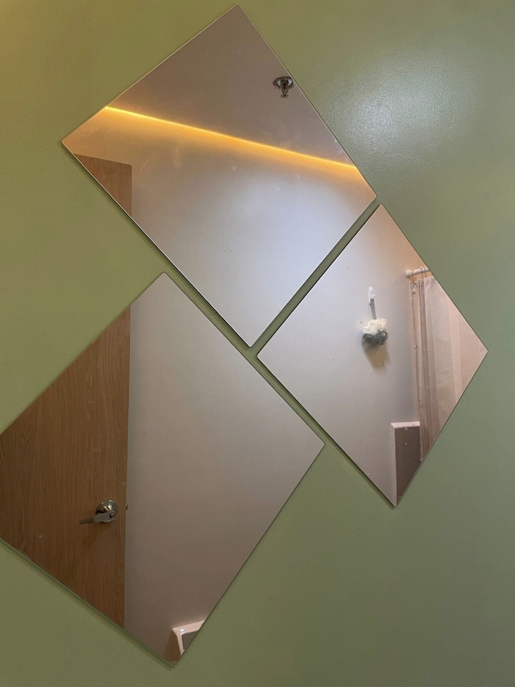 Poolside Apartment - Sleeps 4, Ac & Hot Shower