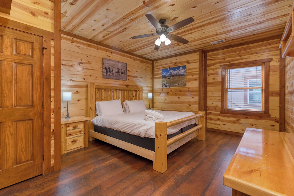 Dolly's Lodge by Avantstay Sleeps 28 - Luxe Smokies Cabin Game Room, Hot Tub, Views, Near Attractions