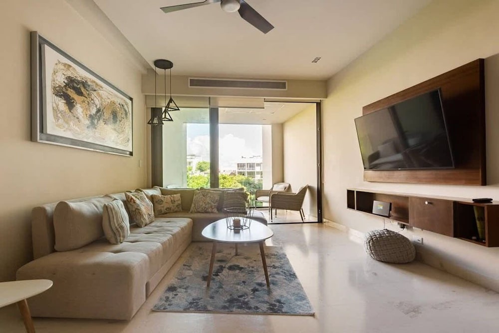 1 Br Steps From the Beach Roof w Ocean View