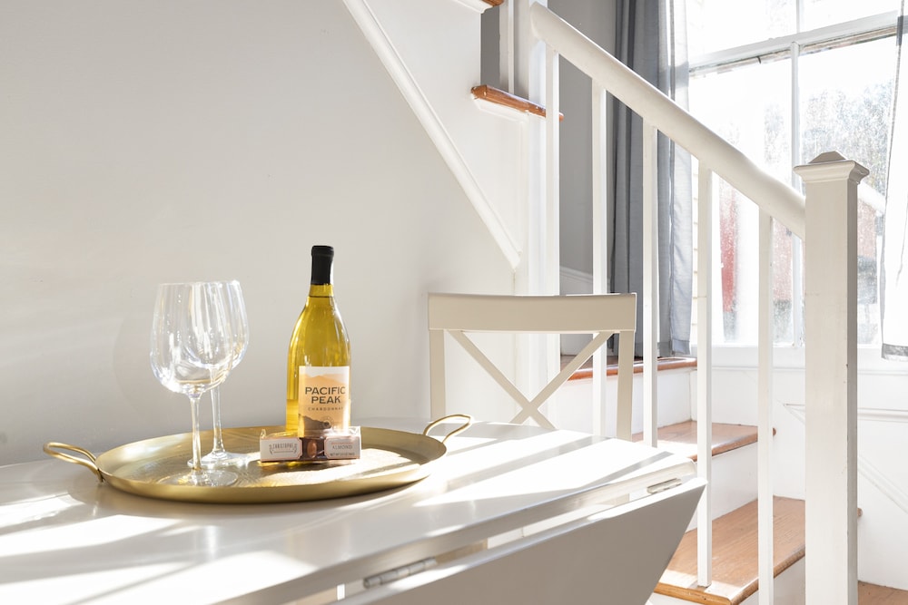 Beautiful Renovated Apartment Near King Street view 3