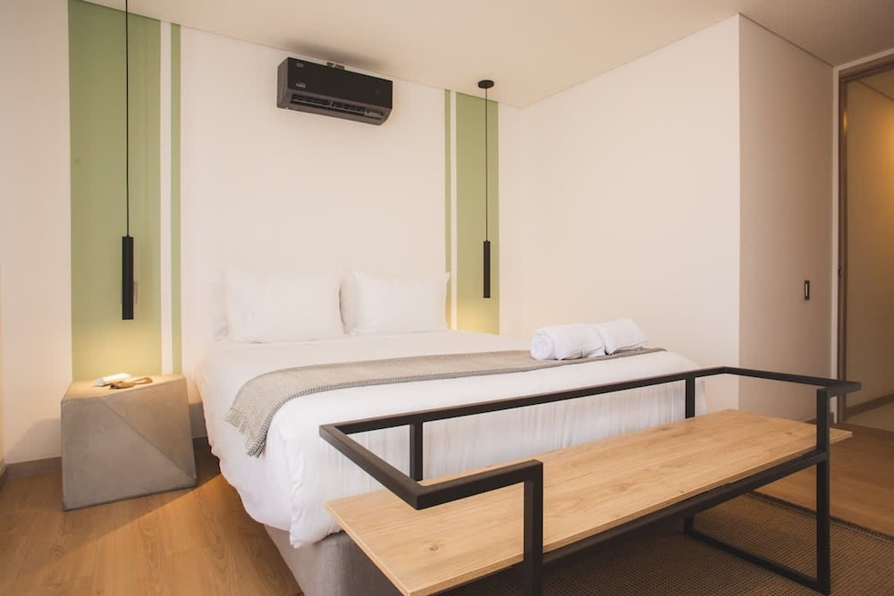 Cool 3 BR W Balcony in Laureles Medell n