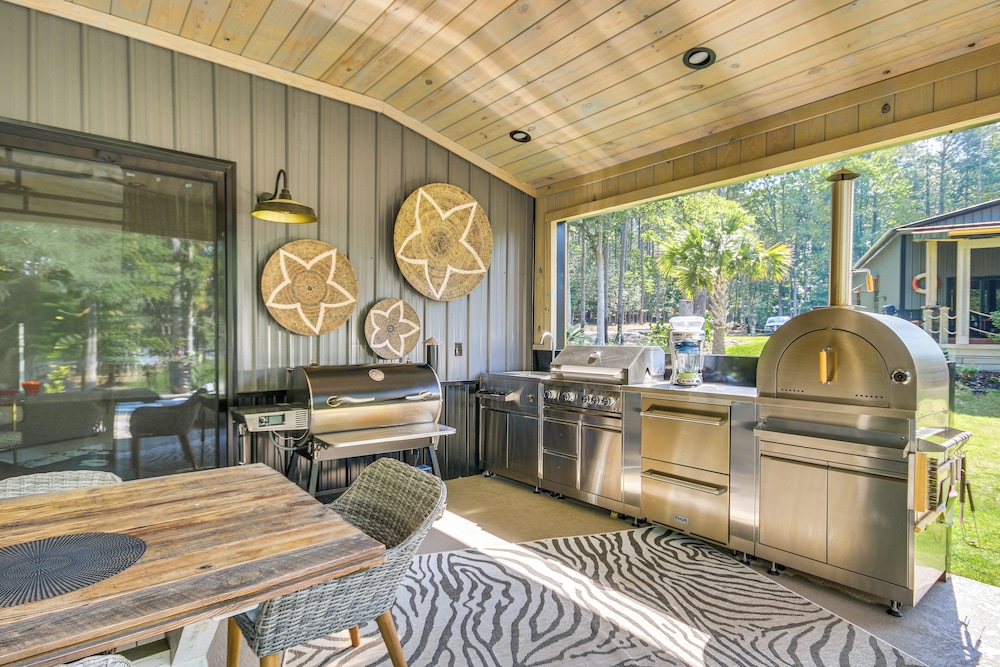 Lake Murray Studio w/ Pool & Hot Tub in Prosperity