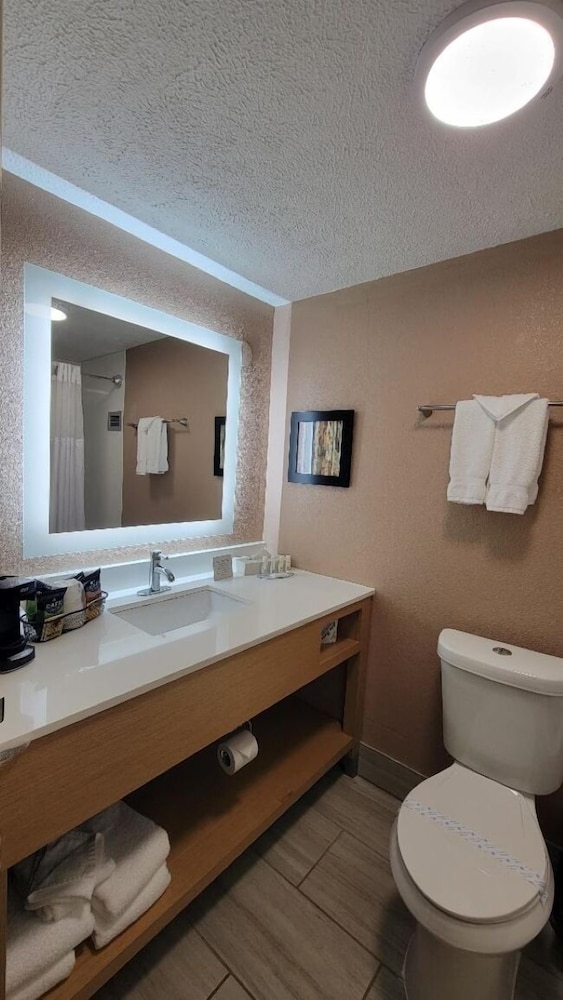 Lansing Delta West Hotel