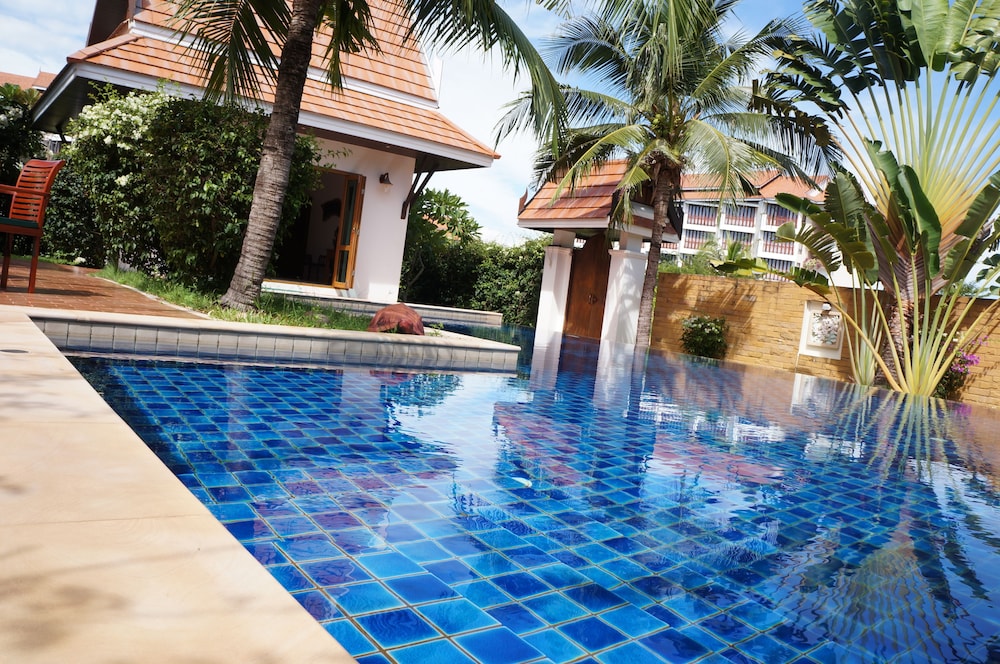 VIP Chain Resort Pool Villa