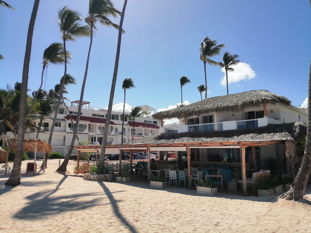 Los Corales Beach Village