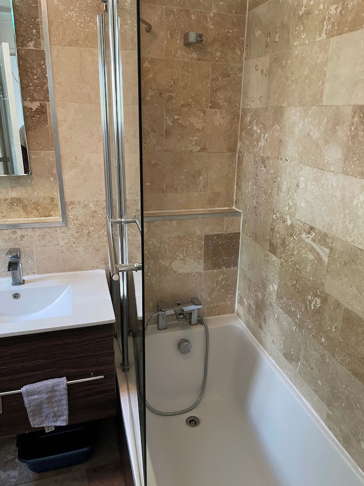 London Apartment - Sleeps 3-city Escape- Balcony