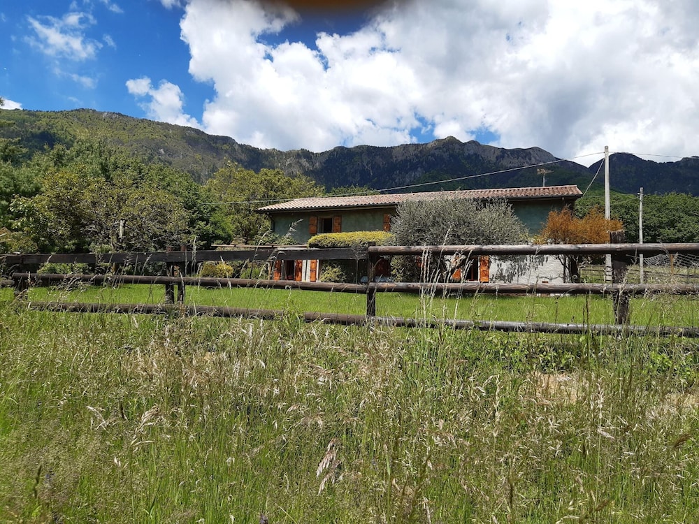 Cozy Detached House, Wide Garden, Wifi view 2