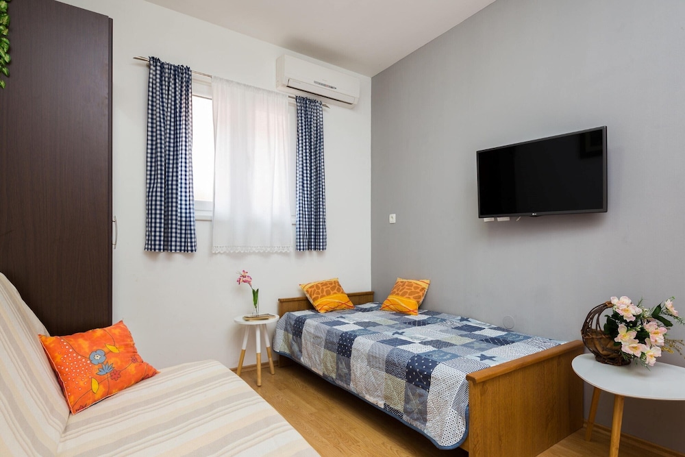 2 - Modern Apartment With Garden, 80m From Beach view 3