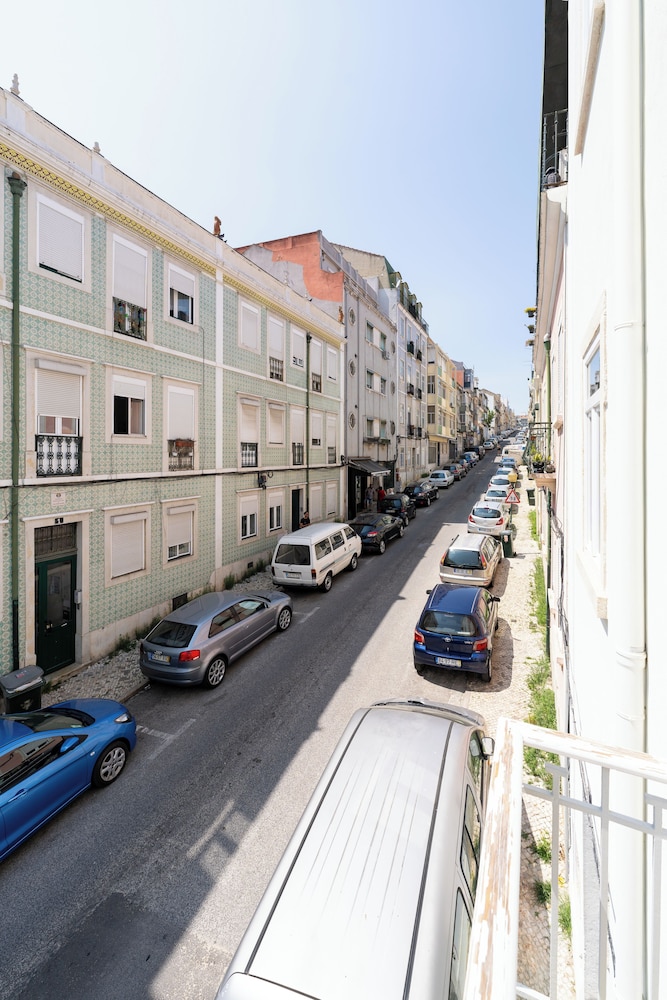 Sunny Lisbon Apartments by SoulPlaces
