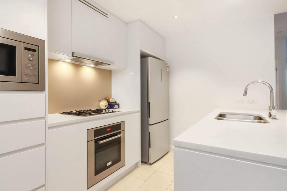 Luxury 1 Bedroom Retreat in Brisbane City With Pool and gym view 3