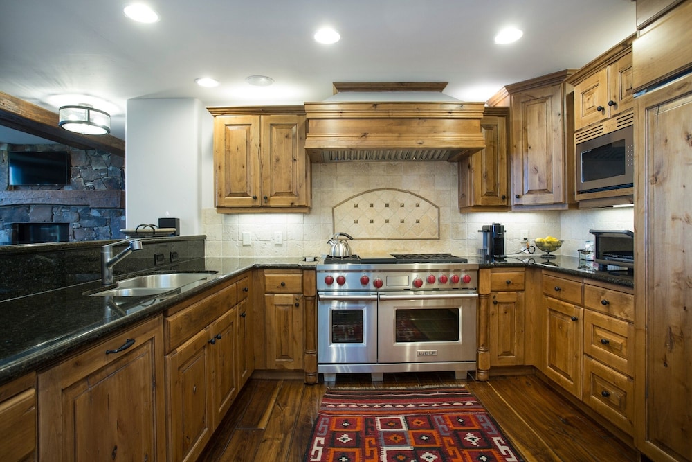 Grand Lodge - 3-Bedroom Deluxe #408 - Ski-in/out 3 Condo
