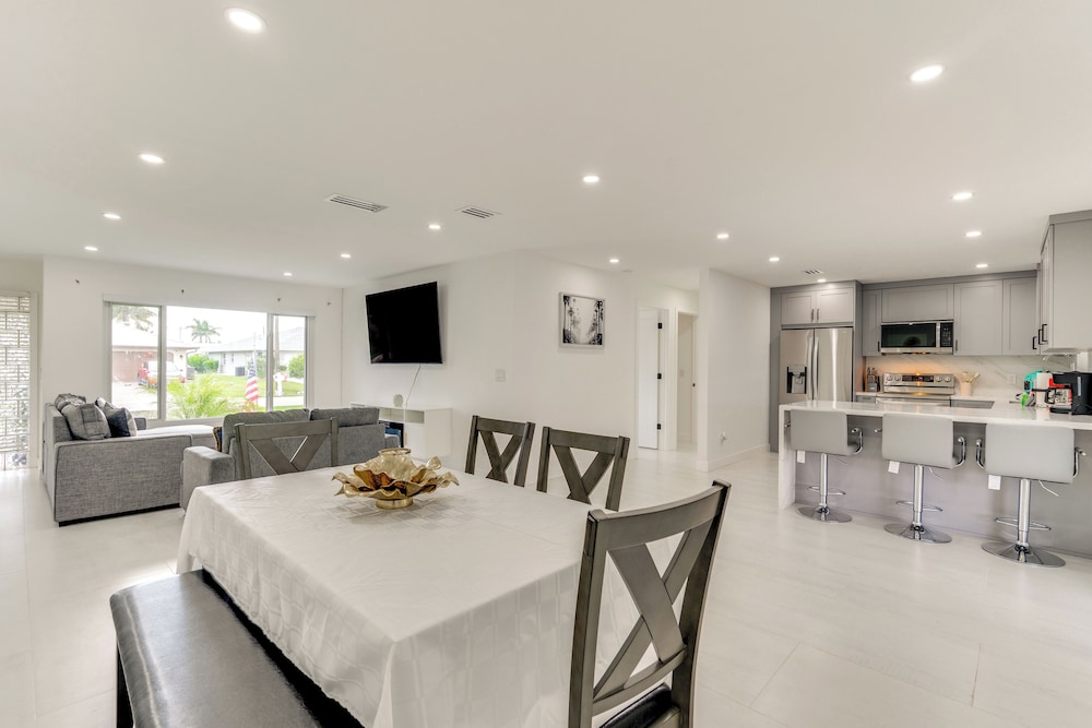 Swim, Golf & Explore: Pet-friendly Cape Coral Home