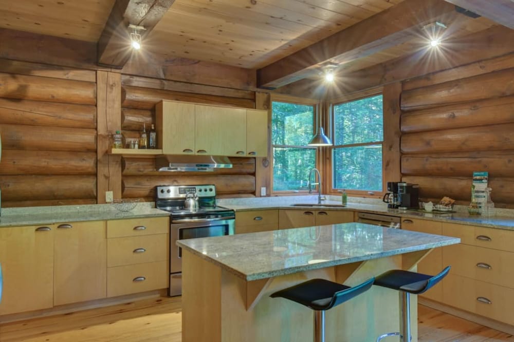 Spacious log Cottage Resort Access Citq 242255